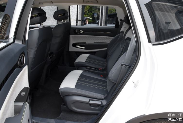 时尚的跨界mpv新宝骏rm5实用空间大更适合二胎家庭