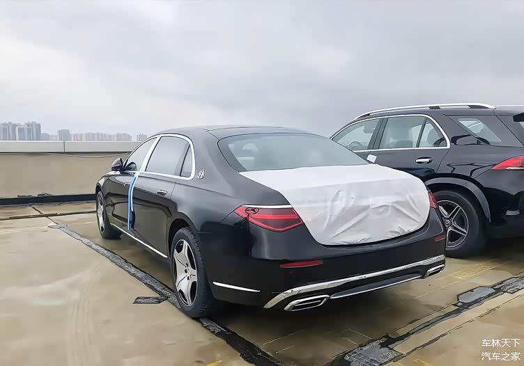 细品一下2021款奔驰迈巴赫s480展车颜值提升内饰仍旧豪华