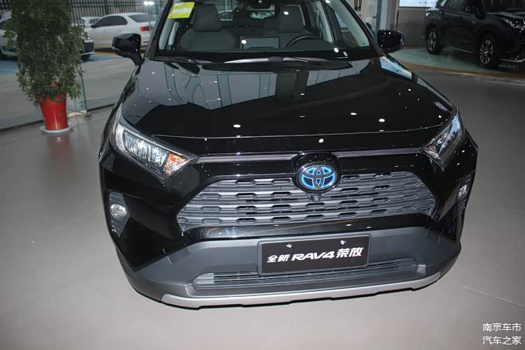 2021款丰田rav4荣放到店实拍,车头霸气,空间宽敞,17.58万起!