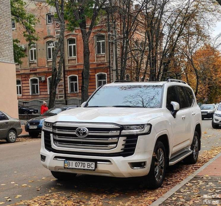 全新丰田兰德酷路泽海外街拍造型魁梧大气就问你心动不心动