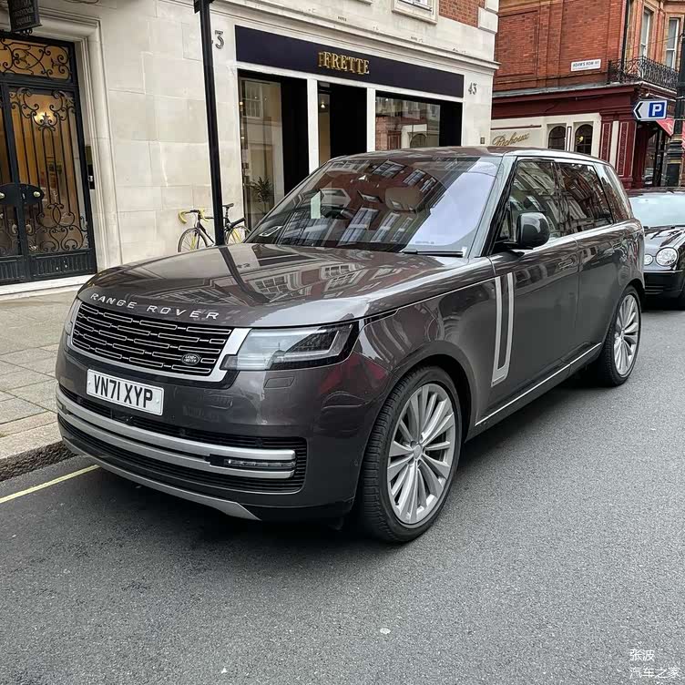 全新路虎揽胜海外街拍 颜值很漂亮 非常有气场_车家号_发现车生活