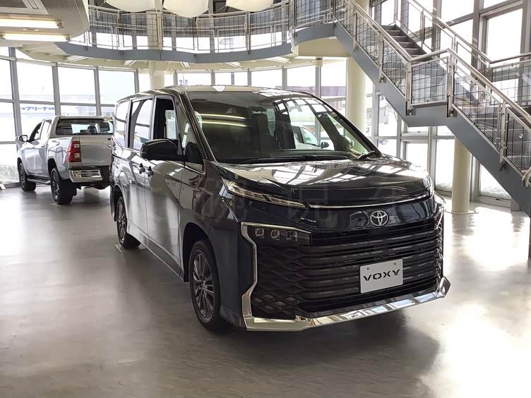 运动的mpv 实用性很强 定位较低 全新丰田voxy海外到店_车家号_发现车
