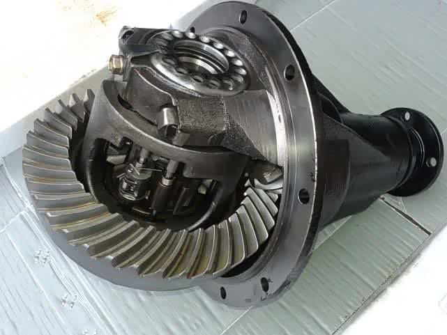 一来,差速锁自重大占用空间,二来机械锁考验驾驶员基础操作意识,所以