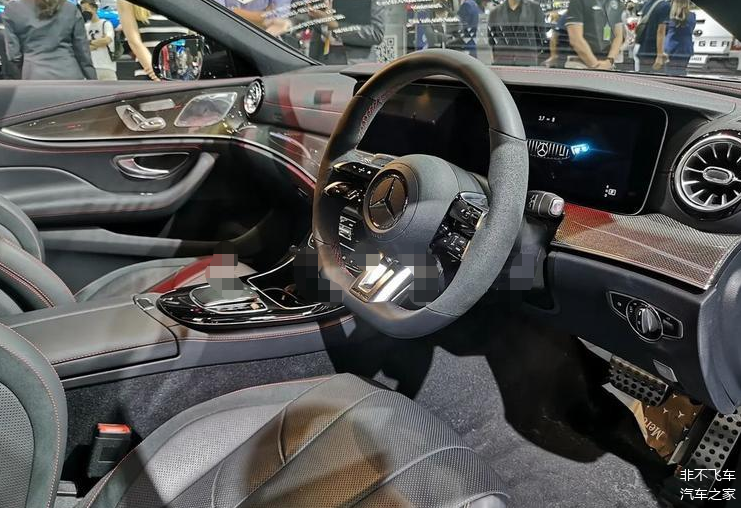 内饰方面,中控以及门板采用了不少碳纤维的材质,的方向盘造型也是很