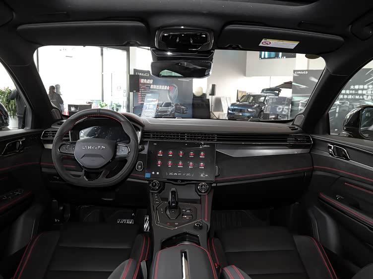 领克05延续家族化设计理念融入新颖独特的设计风格