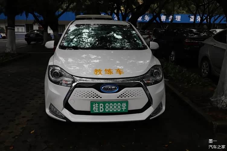 柳州一女教练悬挂自制车牌成功引起交警蜀黍的注意