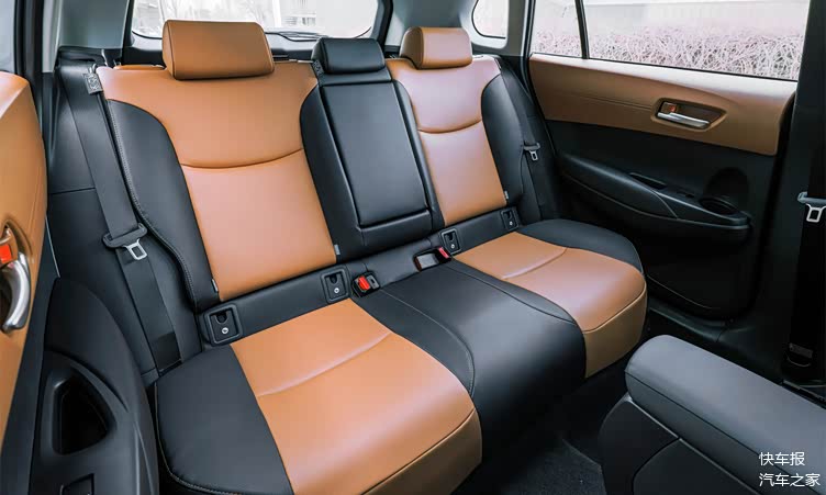 一汽丰田卡罗拉锐放后排