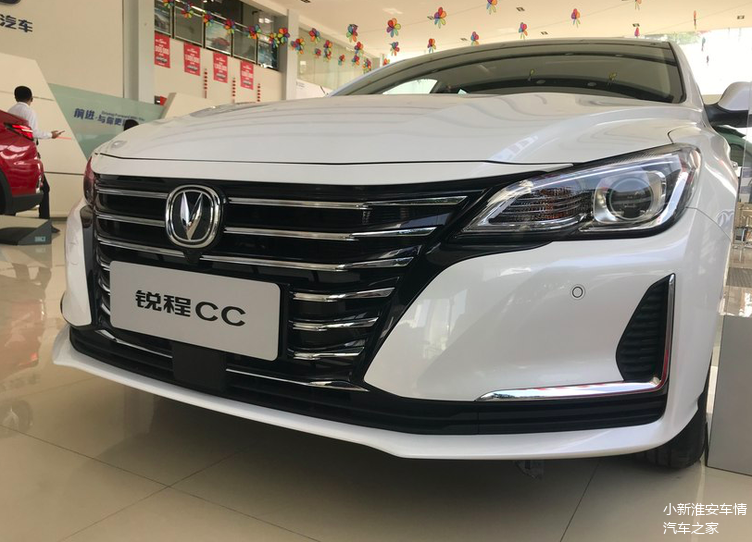 2020款锐程cc的外观在设计上是非常的年轻化的,进气格栅的大嘴巴式