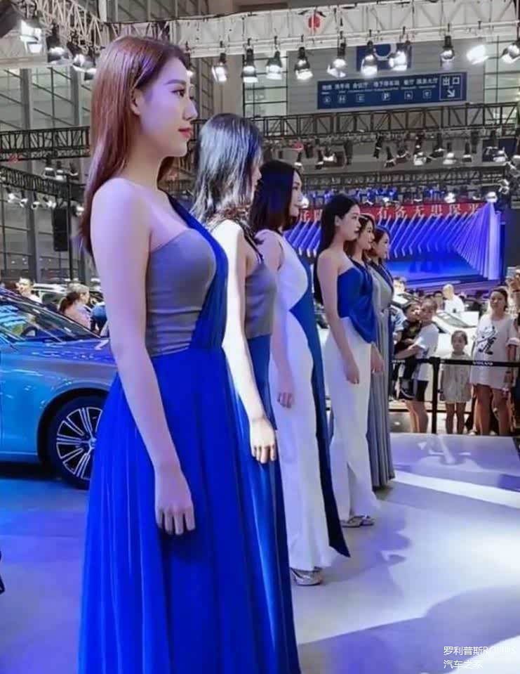 并排而站的美女车模场面非常壮观个个都是御姐女神范