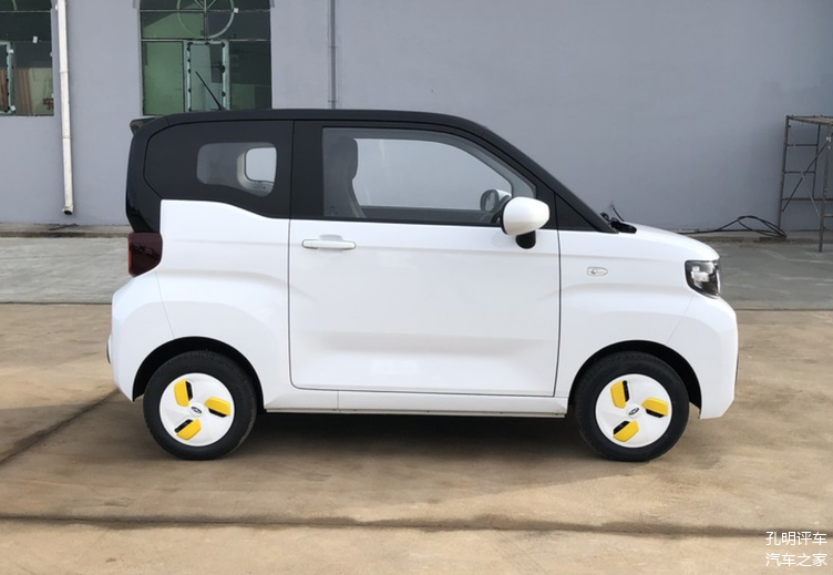 如果不看车头前脸车标,侧面简直和五菱小车一模一样,奇瑞qq冰淇淋原创