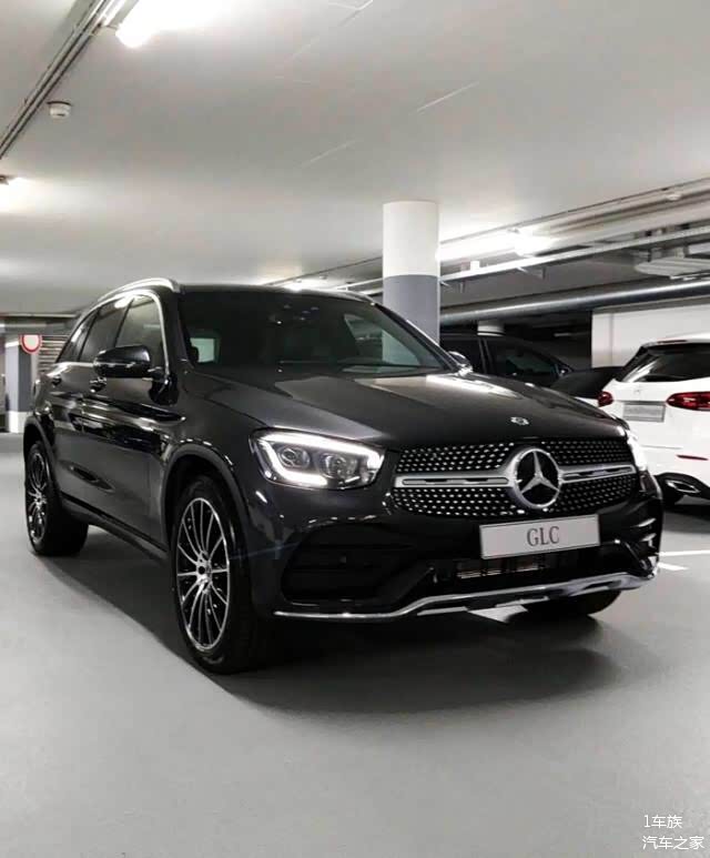 地下车库偶遇新款奔驰glc,黑色涂装霸气侧漏,外观设计炫感十足