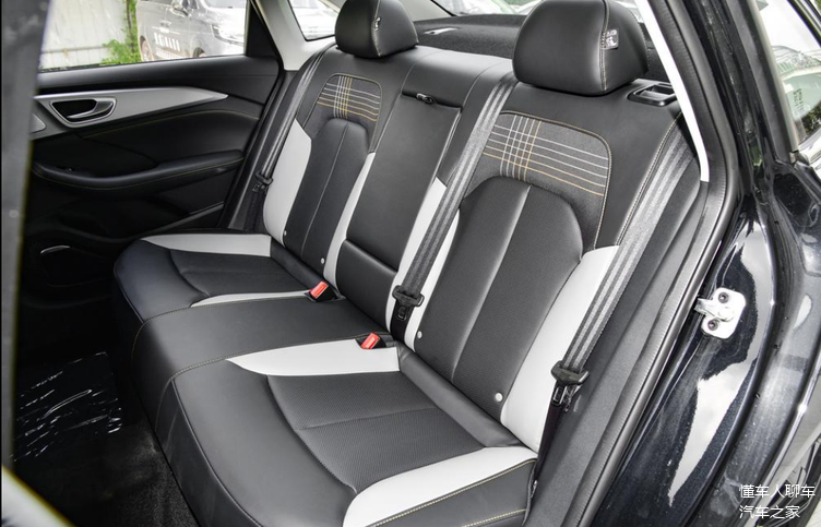 起售1098万标配15t引擎车长超4米7荣威i6max实力解析