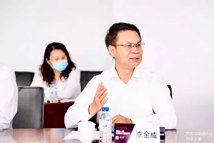 研发总院党委副书记,常务副院长徐世利为与会专家介绍一汽红旗近年