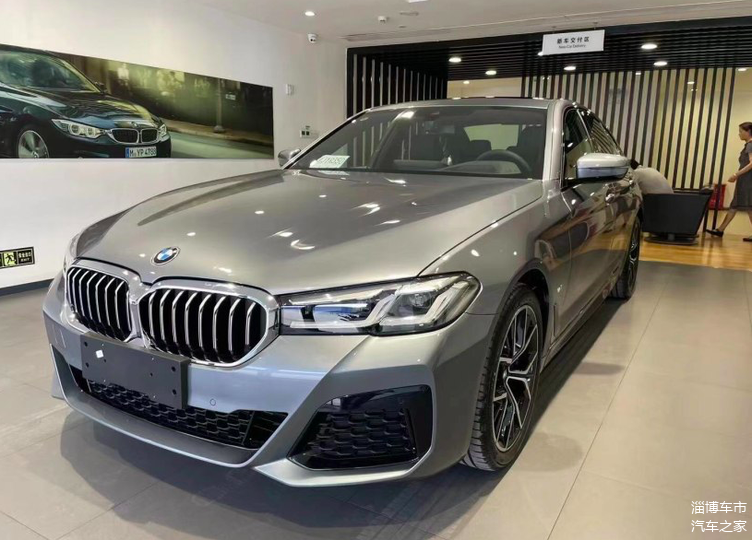 2021款宝马5系到店石青灰色涂装很惊喜动力强劲是你的菜吗
