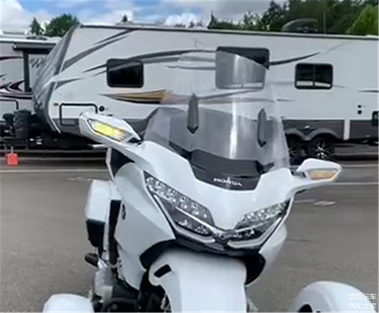 倒三轮本田金翼排量1800cc车价46万过弯可自动调节避震