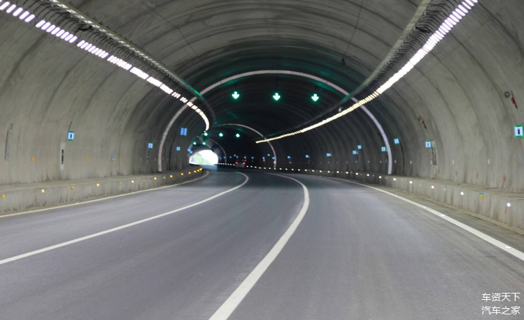 新手司机学学跑高速隧道遇车祸老司机都这么做关键时刻能保命