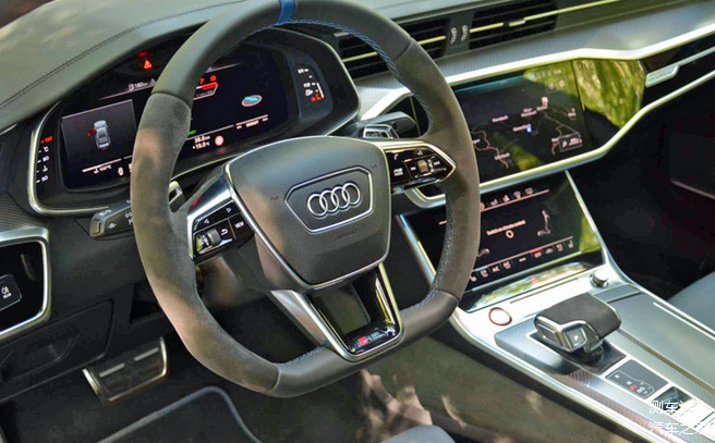 并且奥迪家族式三屏,液晶仪表,中控仪表 液晶空调调节都是必备,座椅