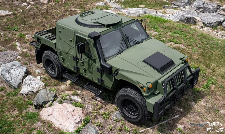 悍马军车继承者,7吨防弹越野皮卡亮相!显示屏当窗户