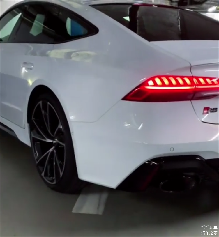 国外第一台全新奥迪rs7落地四驱贯穿式尾灯338秒破百