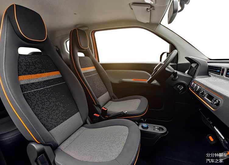 整体尺寸类似于宝骏e200,但是在设计风格上还是保留五菱的元素,造型方