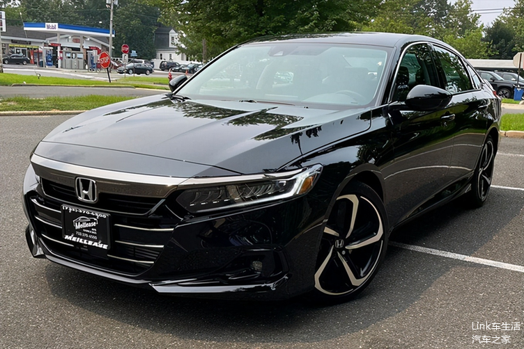 更加动感大气本田2022款雅阁实车街拍