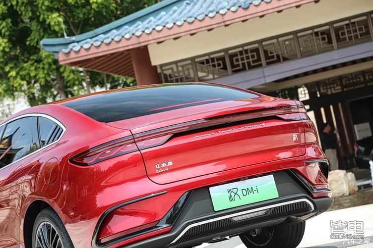 内饰:用料继续升级现款比亚迪汉在内饰设计和用料上一直得到好评,而改