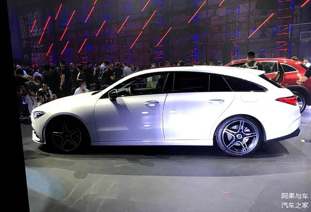 全新奔驰cla五门猎跑车的售价为29983818万元