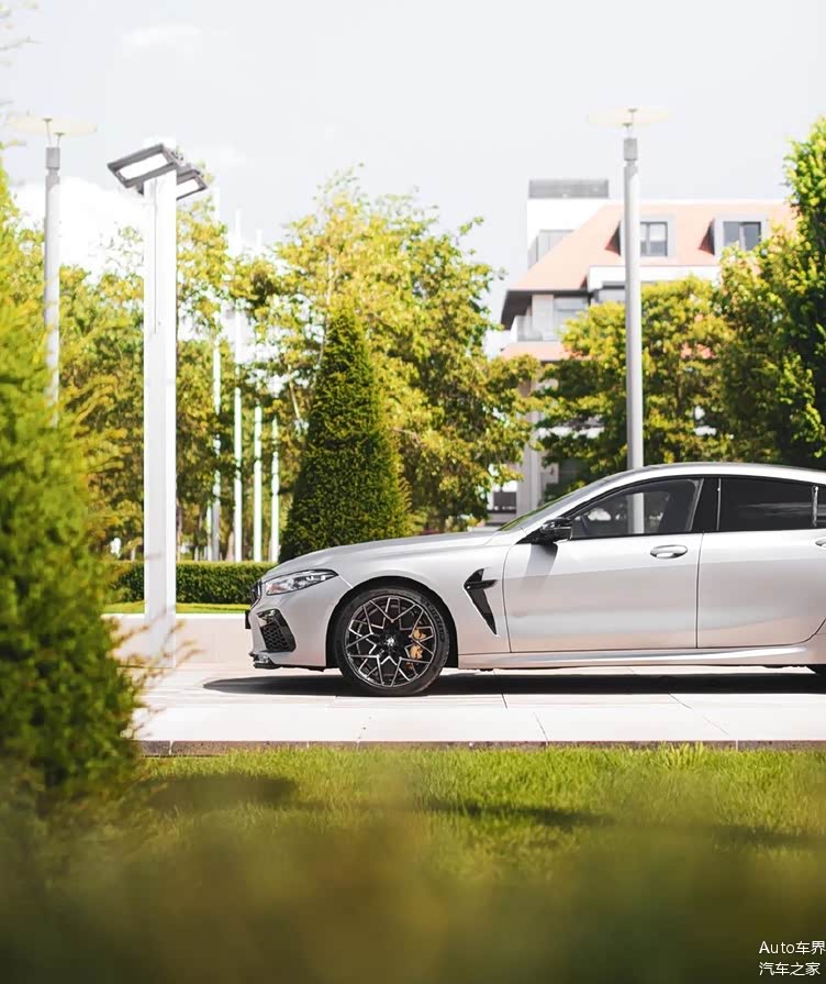 哑光银色涂装 质感升级不少 宝马m8 grancoupe雷霆版实车_车家号_发现