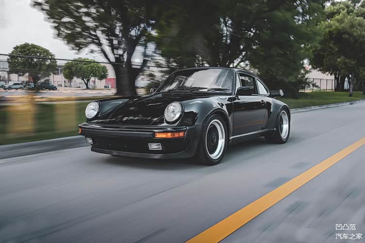 0t1974年巴黎车展上,保时捷发布了新一代911turbo车型,代号为930,这是