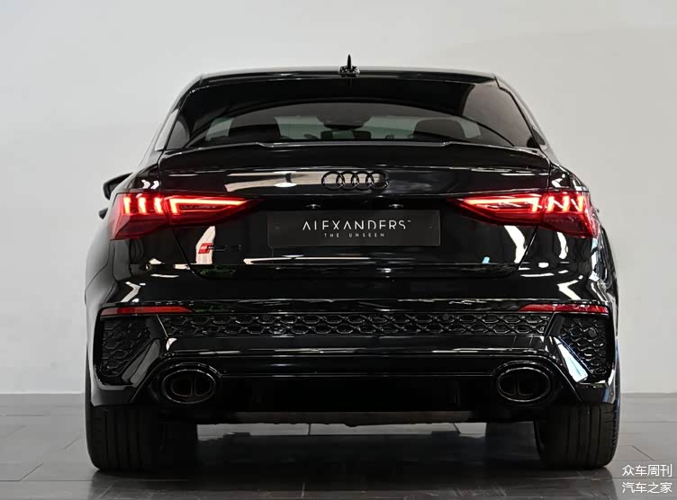 造型犀利运动黑色气场很足奥迪rs3实车