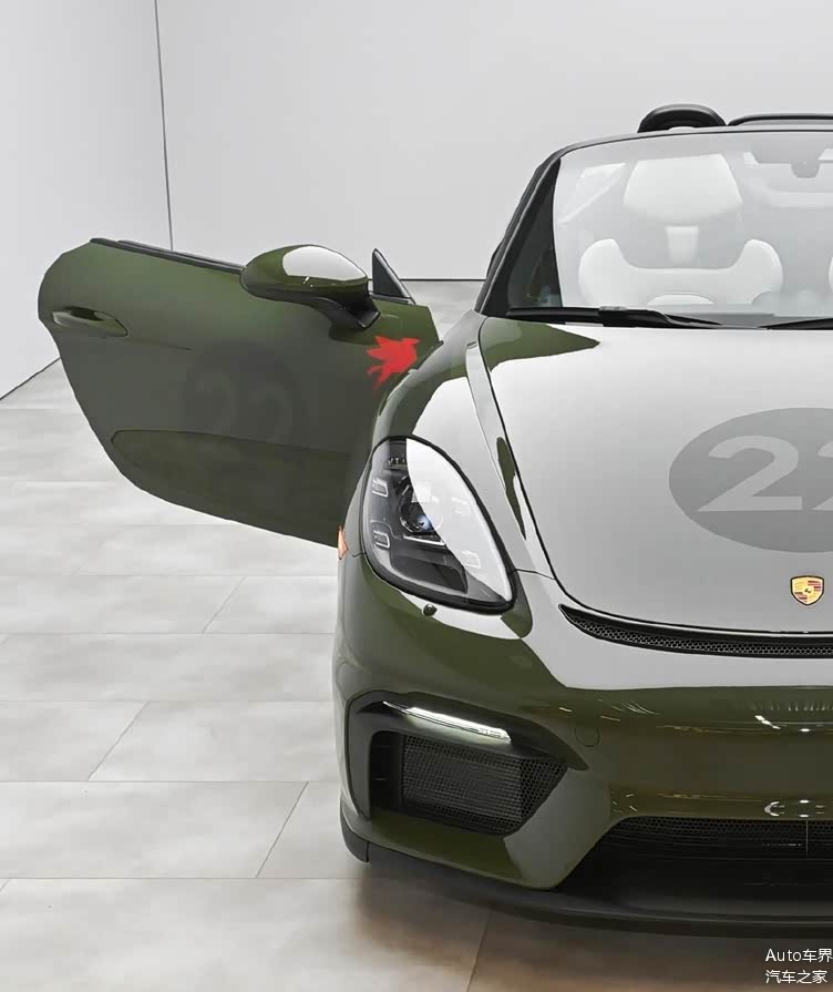 北约军绿涂装黑金双色车轮保时捷718spyder实车