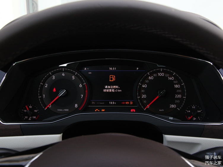 仪表盘2021款上汽大众辉昂车型的仪表盘采用了传统指针与液晶显示屏相