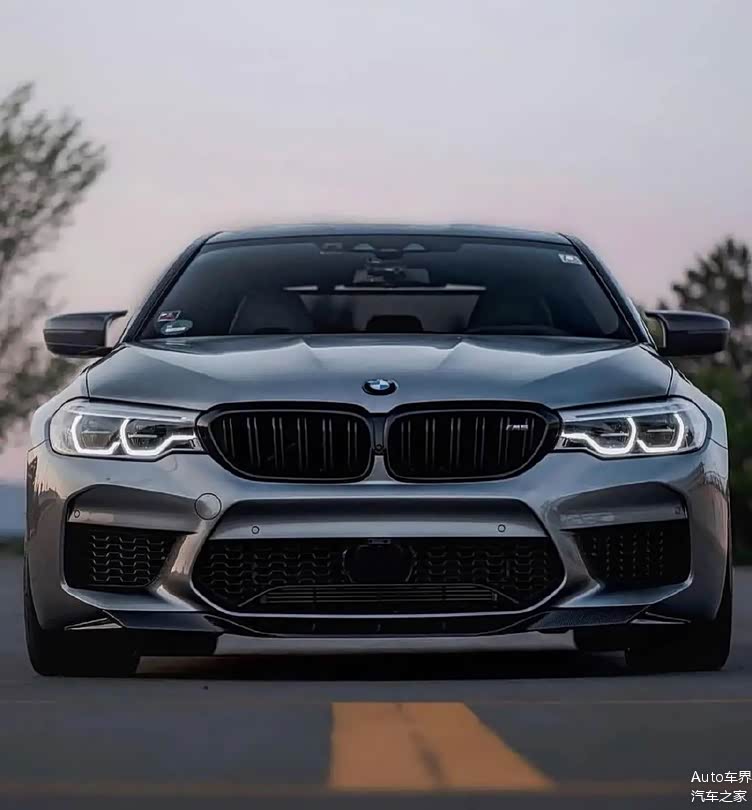 人见人爱的超级轿车造型简洁精致宝马m5雷霆版实车