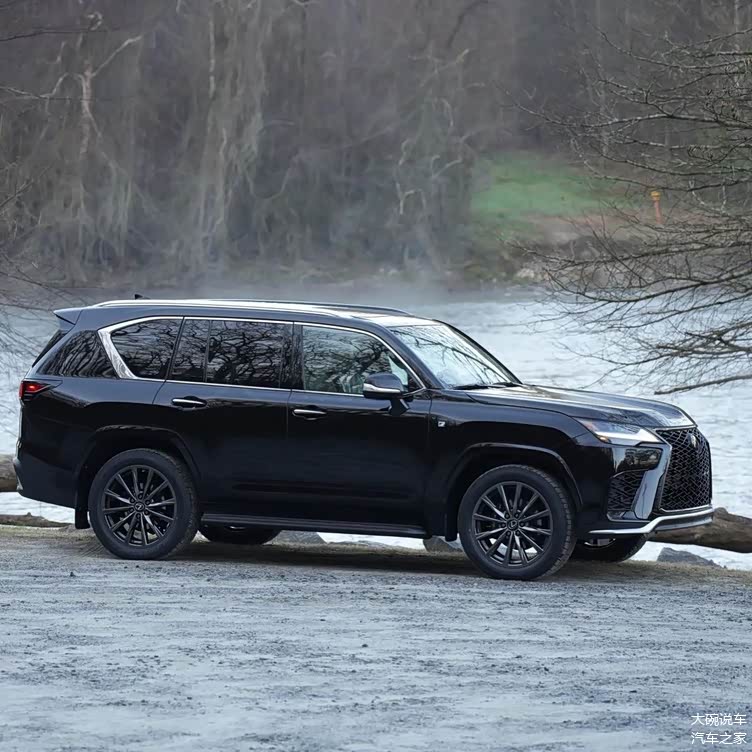 对标英菲尼迪qx80黑武士版本全新雷克萨斯lx600海外街拍