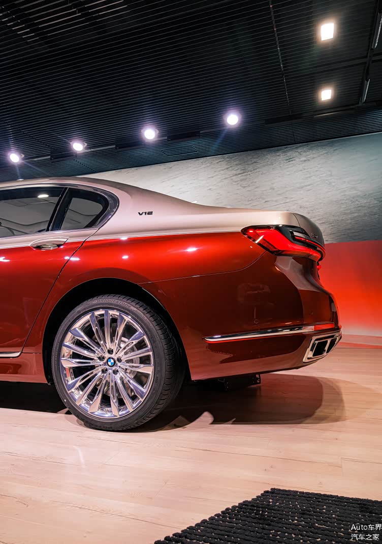 双拼配色 奢华气场营造得很足 宝马7系耀影特别版760li实车_车家号