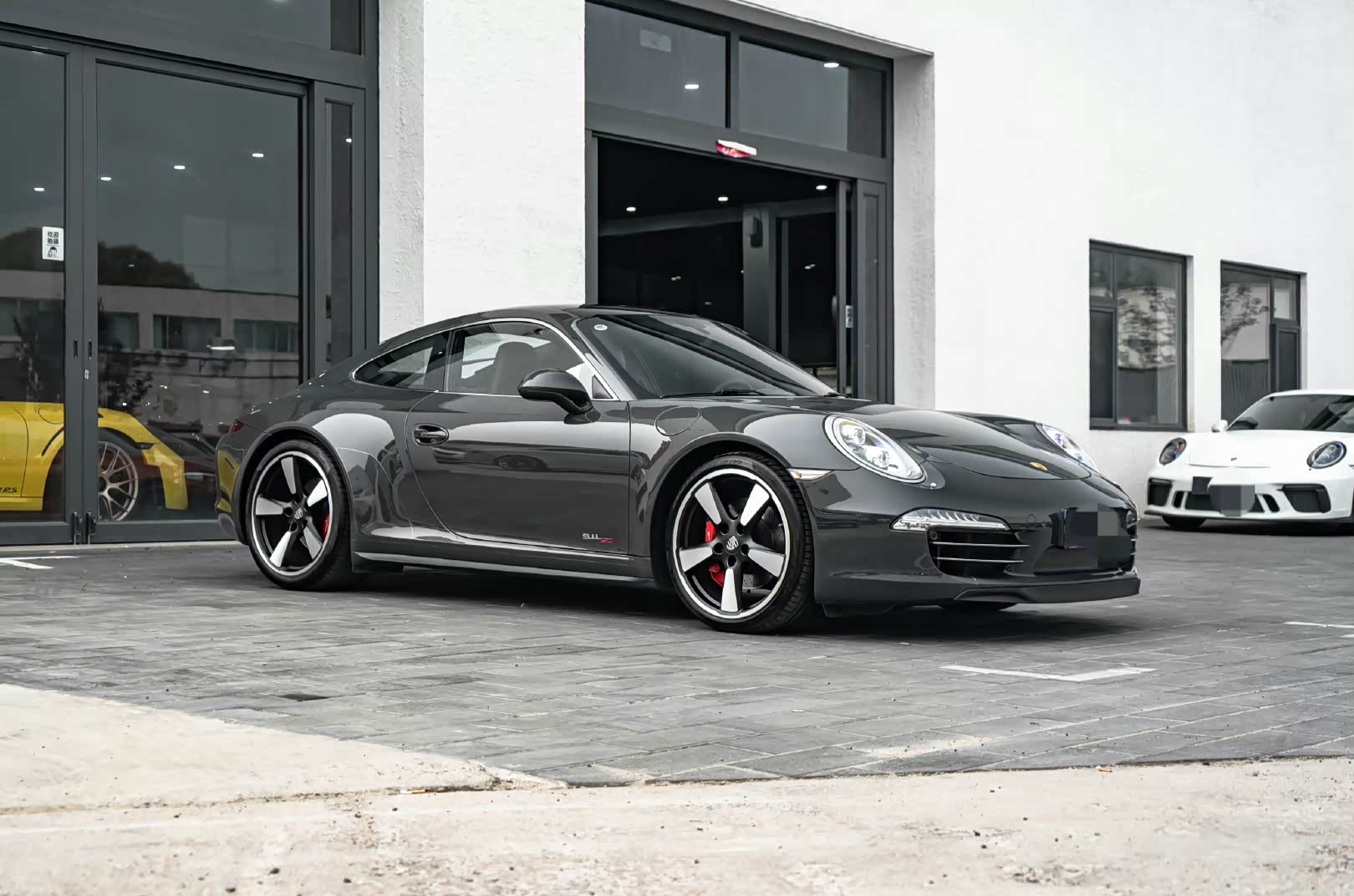 【文章】为纪念保时捷911诞生50周年，特别推出了限量1963台的911 Carrera 50周年纪念版。这款基于911 Targa 4 ...