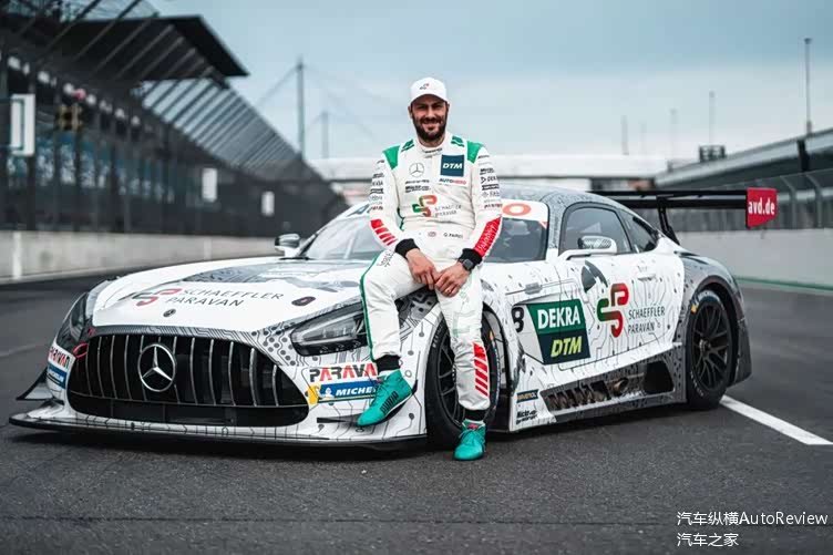 赛车手加里61帕菲特与搭载了space drive的梅赛德斯-amg赛车