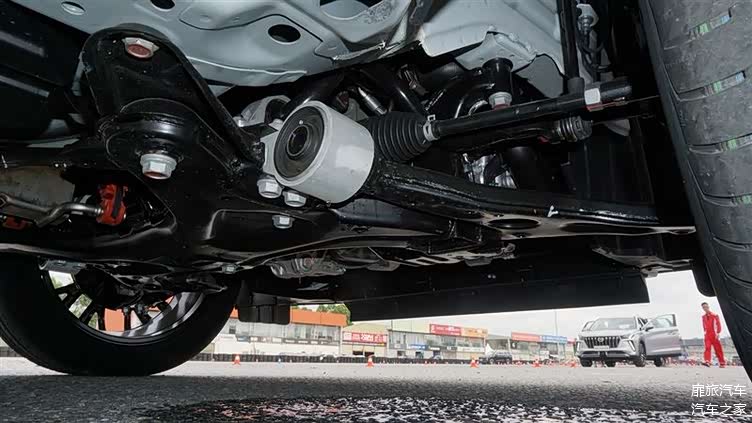 在底盘调校上,传祺gs4 plus采用全新设计和优化升级的底盘平台,经广汽