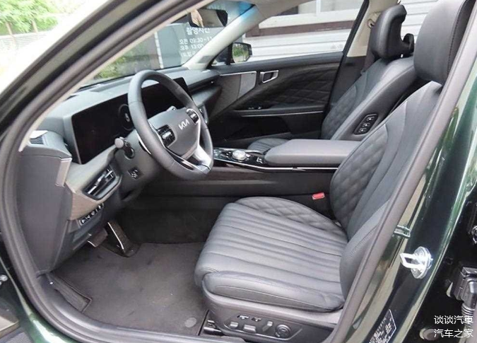 起亚k8内饰呈现出年轻化的设计风格,整体色调以黑色为主,同时银色饰物