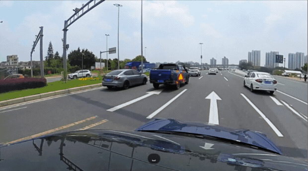 相比之下,特斯拉model 3在对近距离加塞车辆的识别就逊色了,经常会