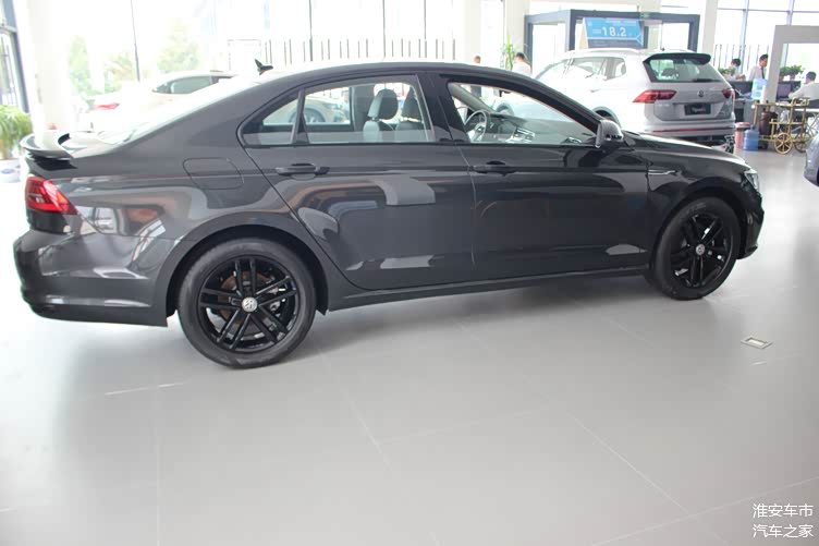 2021款大众凌渡到店碳晶灰很少见价格缩水确定不考虑