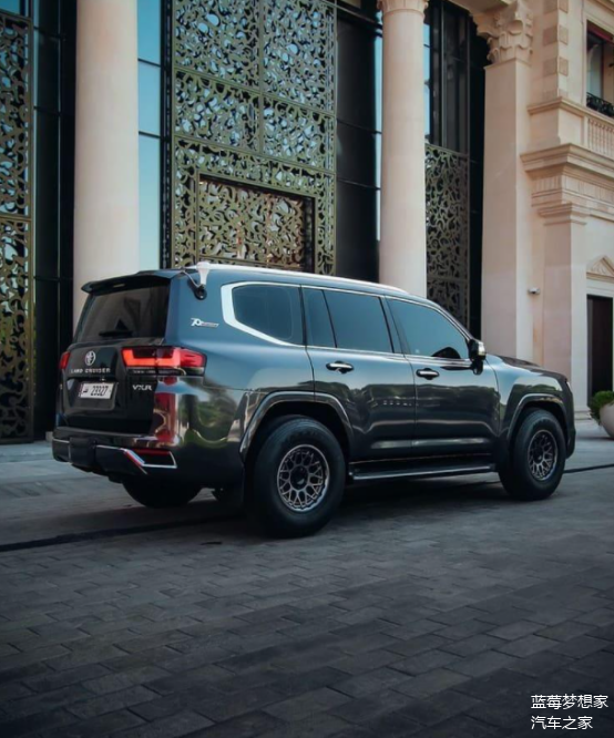 凌厉黑色涂装 硬朗外形 超高保值率 全新丰田兰德酷路泽实车街拍