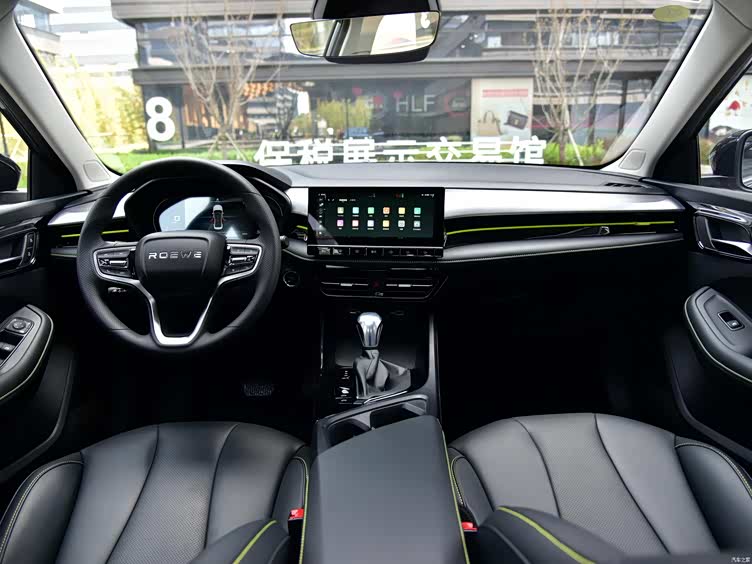 内饰c柱位置的荧黄色字母并不是荣威的首字母"r",而是代表英文麒麟