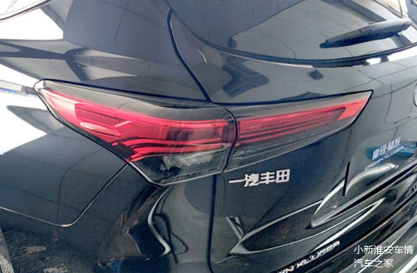 2021款丰田皇冠陆放上市外观大方售2758万起比汉兰达香