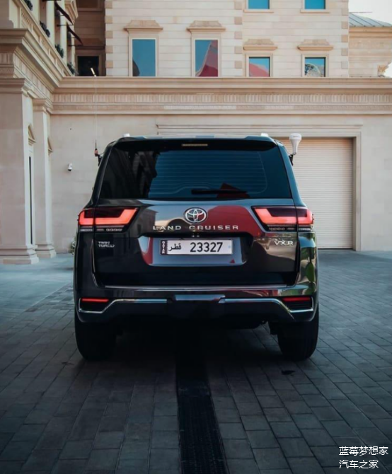 凌厉黑色涂装 硬朗外形 超高保值率 全新丰田兰德酷路泽实车街拍