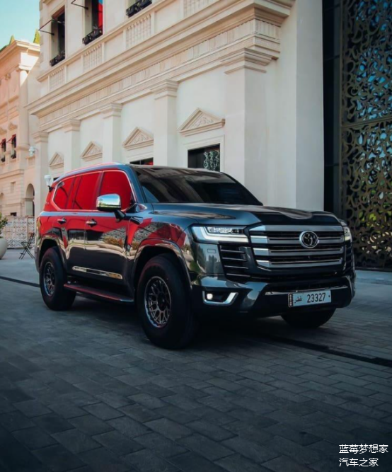 凌厉黑色涂装 硬朗外形 超高保值率 全新丰田兰德酷路泽实车街拍