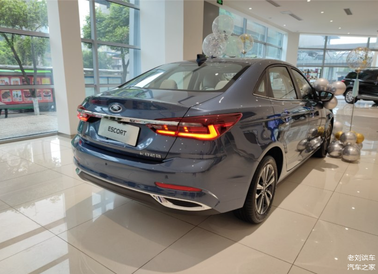 2021款福特福睿斯到店,琉璃蓝涂装很惊艳,1.5l动力充沛!