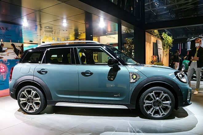 【文章】外观方面，MINI COOPER S E COUTRYMAN ALL4最明显的变化则是格栅右侧的“S”从红色变为了黄色——MINI选择 ...