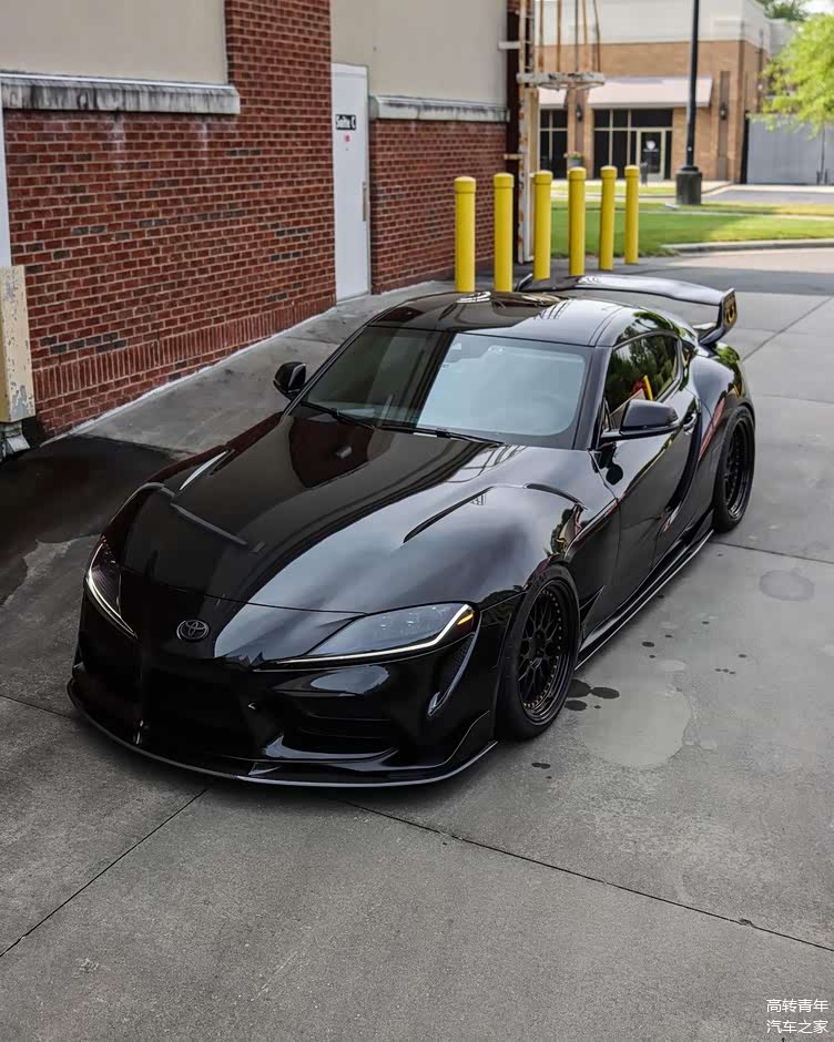 全新丰田gr supra街拍 极具赛车化风格的日系经典跑车