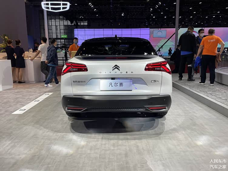 在本届上海车展上,全新雪铁龙c5x车型正式亮相,这款代号为e43的全新